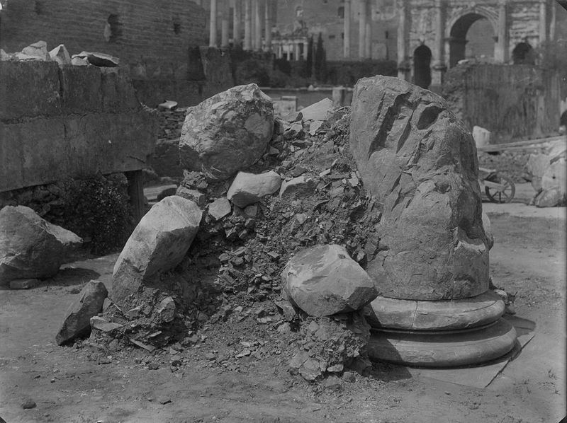 011193 - scavo archeologico - Basilica Emilia, colonna in africano in situ, durante i lavori di scavo all'interno dell'aula. Neg. serie E nÂ°2283
