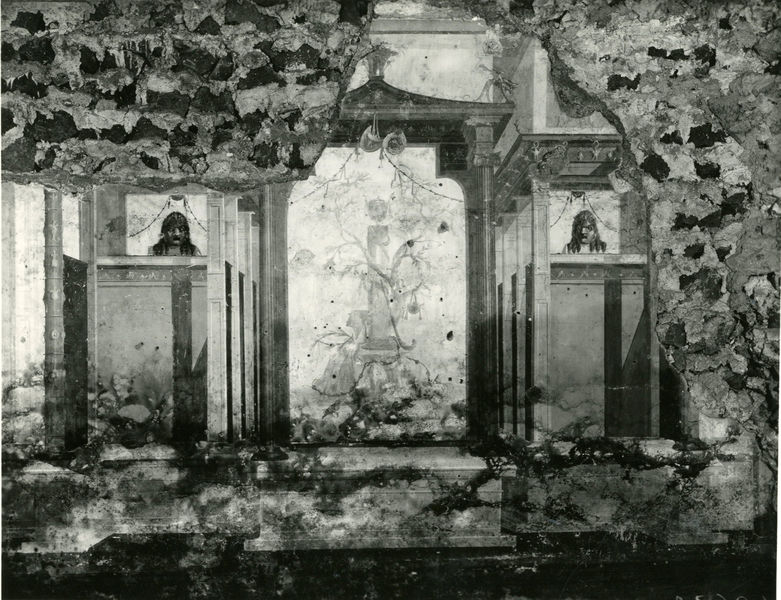 001864 - monumento - Casa di Augusto, "Stanza delle maschere" c.d.: pittura parietale in secondo stile pompeiano, in situ.
Bibliografia: Musatti, G. "Casa di Augusto sul Palatino. L'intervento di restauro e considerazioni sulla decorazione pittorica" in Bollettino d'Arte 2, aprile-giugno 2009 (serie VII) pp. 21 e ss. /  Iacopi, I. "La Casa di Augusto, le pitture" Electa 2007 

Neg. serie E nÂ° 48632