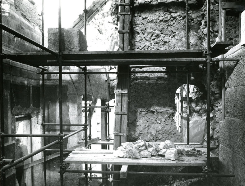 001945 - restauro - Casa di Augusto, ambiente 12, c.d. della rampa, veduta d'insieme: restauro delle pitture parietali in secondo stile pompeiano. Anno di ripresa: 1970-1971.
Bibliografia: Musatti, G. "Casa di Augusto sul Palatino. L'intervento di restauro e considerazioni sulla decorazione pittorica" in Bollettino d'Arte 2, aprile-giugno 2009 (serie VII) pp. 21 e ss. /  Iacopi, I. "La Casa di Augusto, le pitture" Electa 2007 

Neg. serie 9X12 nÂ° 975