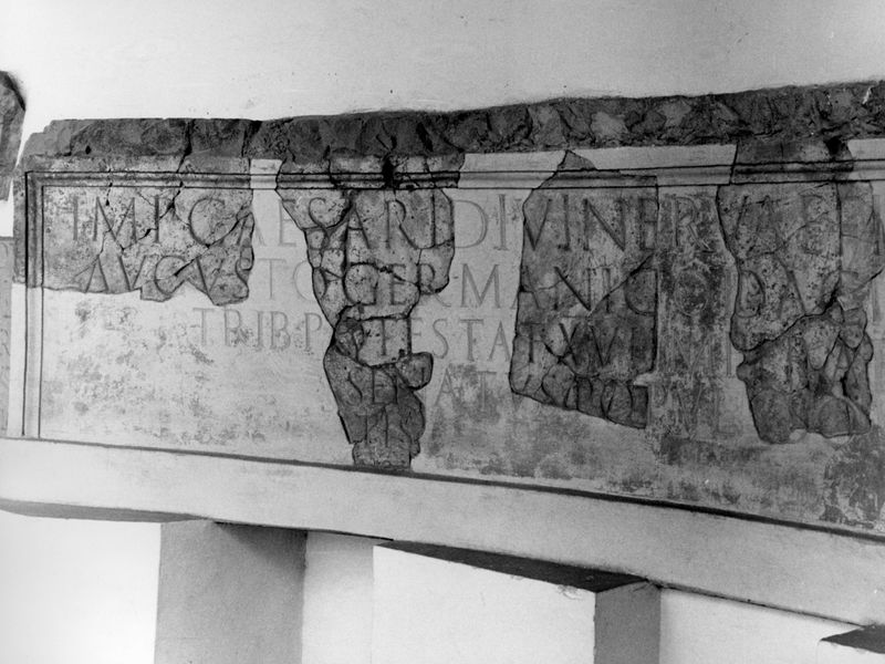 019004 - restauro - Nel Chiostro di Santa Maria Nova, restauri marmi 1982; Neg. Serie Film, Nr. 1000