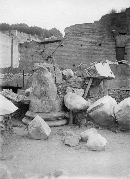 011192 - scavo archeologico - Basilica Emilia, colonna in africano in situ, durante i lavori di scavo all'interno dell'aula. Neg. serie E nÂ°2283