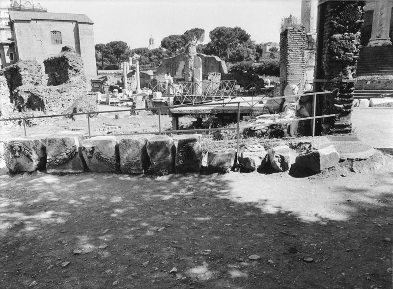 016066 - reperto - Frammenti architettonici; Neg. Serie film, Nr. 2447