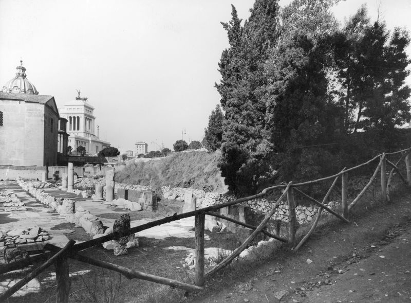 011512 - scavo archeologico - Basilica Emilia, scavi dal 1932-1936-1942, verso l'Aula, visto da sud-est. Neg. serie F nÂ° 1163