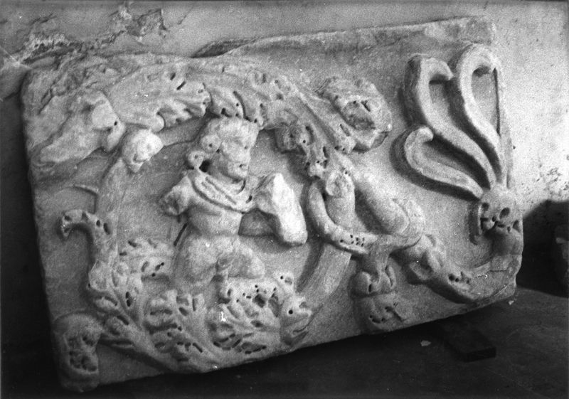 010567 - reperto - Foro Romano, decorazioni marmoree dalla Basilica di Massenzio, fotografate nel chiostro della Basilica di Santa Francesca Romana; FILM n. 1509