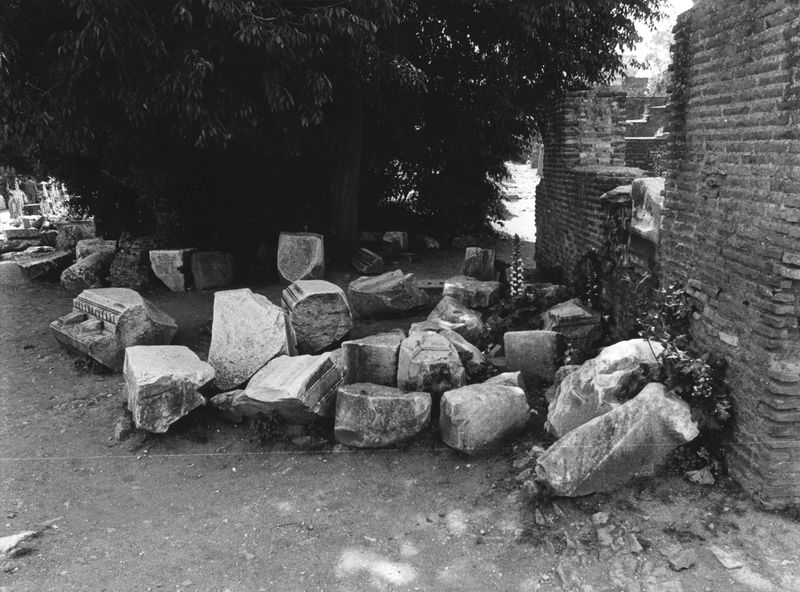 016067 - reperto - Frammenti architettonici; Neg. Serie film, Nr. 2447
