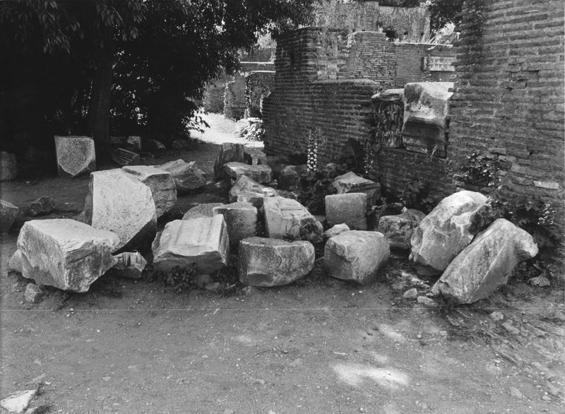 016068 - reperto - Frammenti architettonici; Neg. Serie film, Nr. 2447
