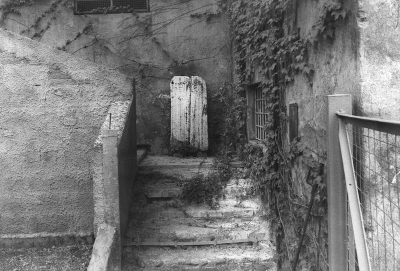 000203 - monumento - Vecchia sistemazione delle epigrafi