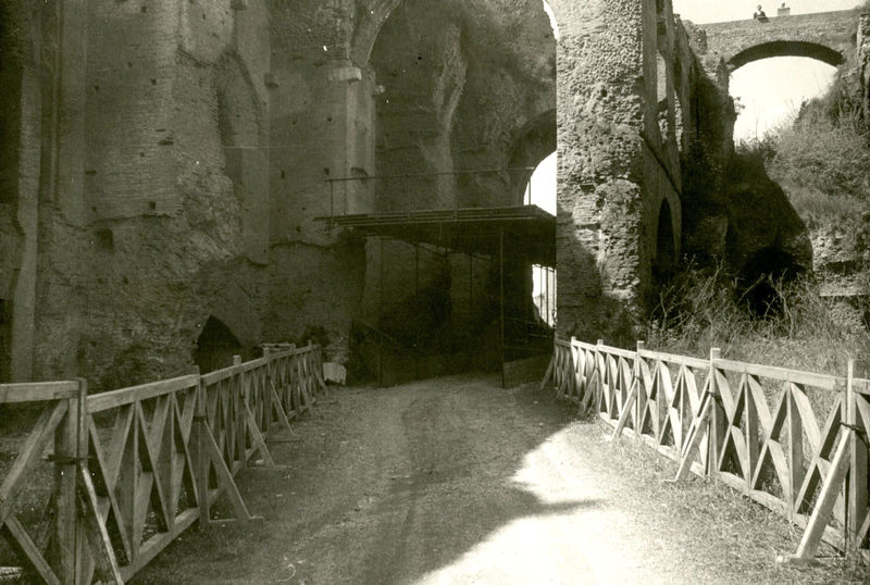 001560 - monumento - Ponteggio di protezione del passaggio