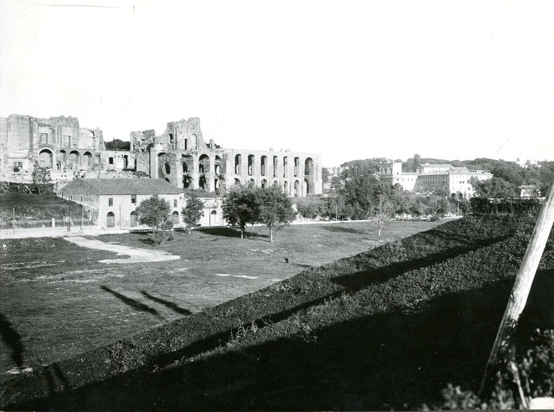 001563 - monumento - Grottono in zona demaniale (via dei cerchi) e veduta arcate severiane