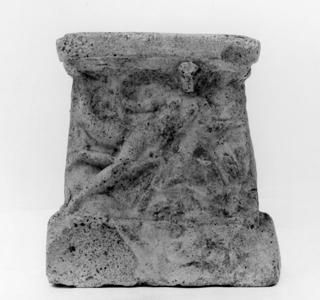 016861 - reperto - Dal pozzo della Regia, arula fittile, Nereide su delfino;