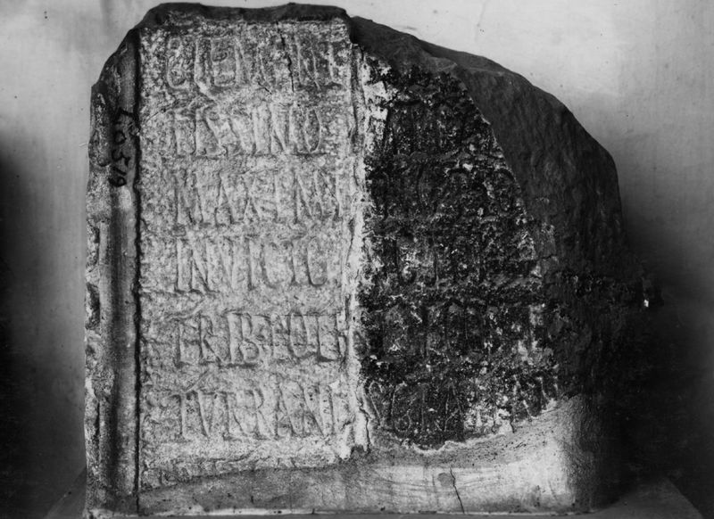 019007 - reperto - Nel chiostro, base in onore di Massimiano (n. 5257); Neg. Serie F, Nr. 1349