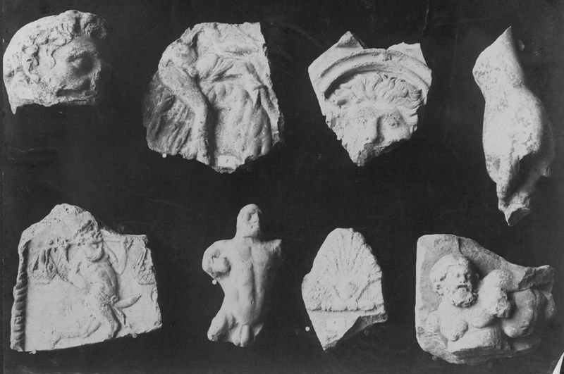 016882 - reperto - Dalla Via Sacra, terrecotte figurate e sculture di marmo (la mano di terracotta e il Silene ebbre, di marmo dalla Velia); Neg. Serie F, Nr. 1468