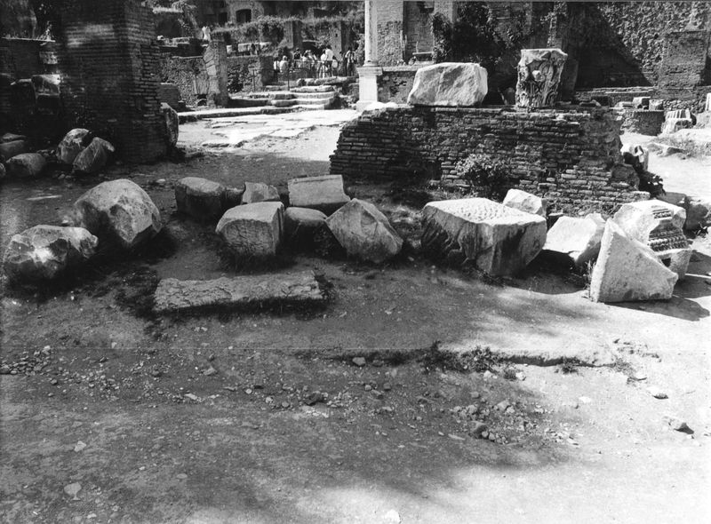 016069 - reperto - Frammenti architettonici; Neg. Serie film, Nr. 2447
