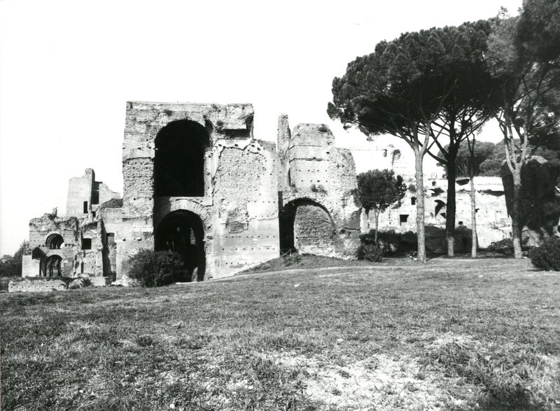 001570 - monumento - Veduta fronte orientale