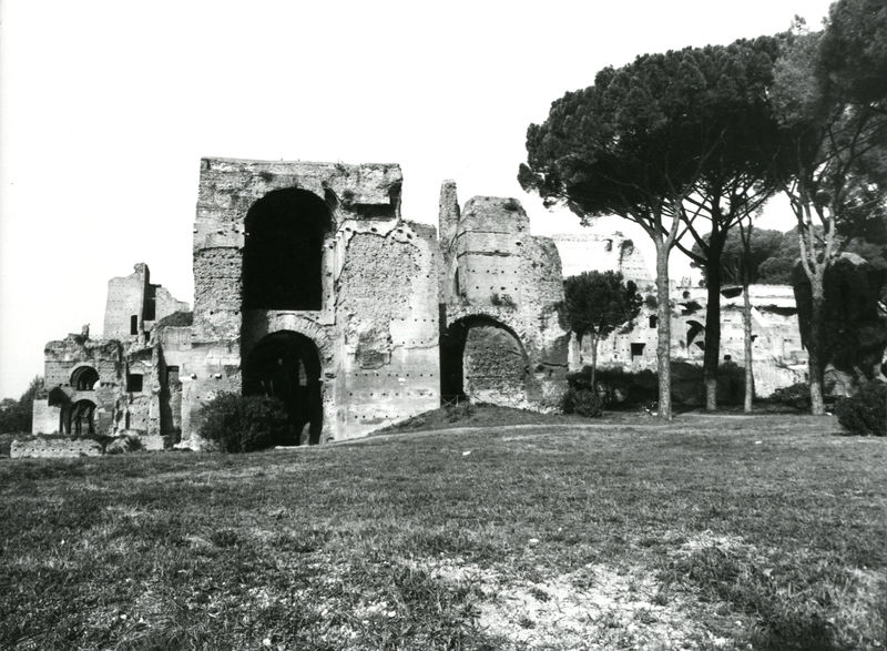 001571 - monumento - Veduta fronte orientale