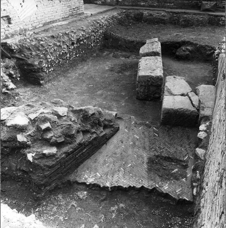 60 FR-DP-asf013729.jpg