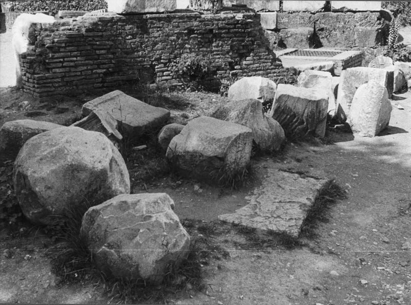 016070 - reperto - Frammenti architettonici; Neg. Serie film, Nr. 2447