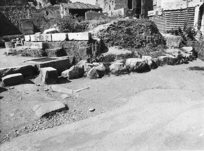 016071 - reperto - Frammenti architettonici; Neg. Serie film, Nr. 2447