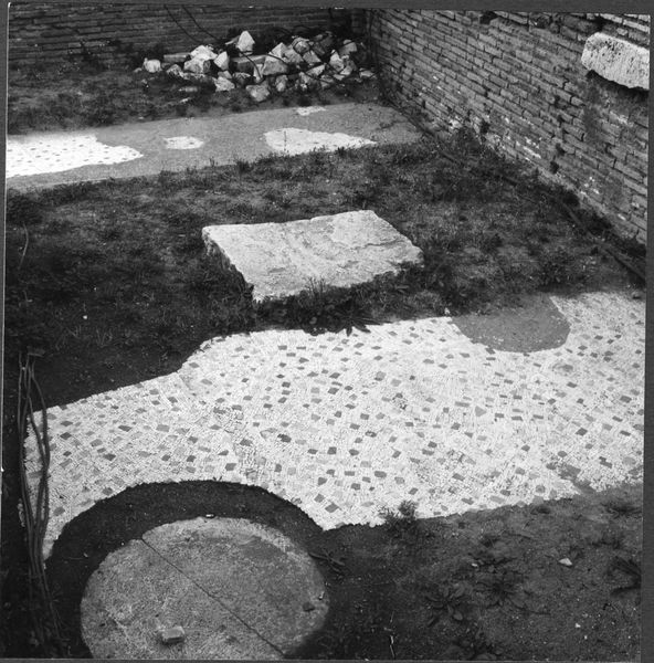012549 - monumento - Casa delle Vestali, presunto atrio con base di colonna (novembre '70); neg. serie 6x6, n. 1931