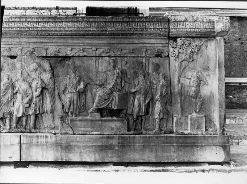015897 - monumento - Foro Romano, Plutei di Traiano, il rilievo con l'institutio alimentaria, esposto all'interno della Curia, particolare della parte destra; FILM 648, n. 7A
