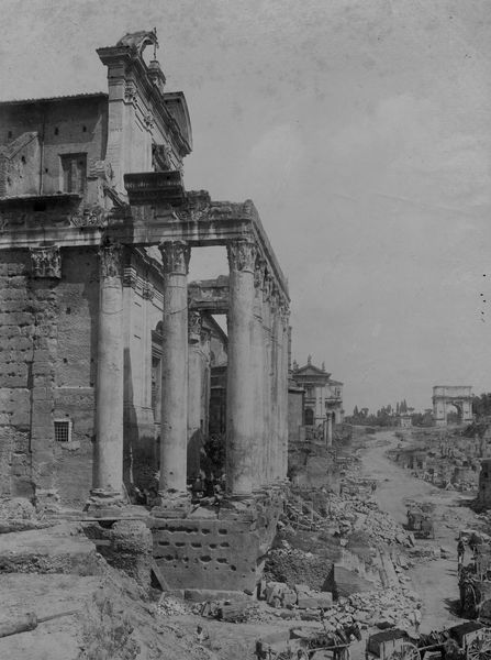 019847 - monumento - Tempio di Antonino e Faustina, veduta del angolo occidentale del colonnato, con la Via Sacra al livello tardo imperiale; neg. serie C, n. 138, film 1351
