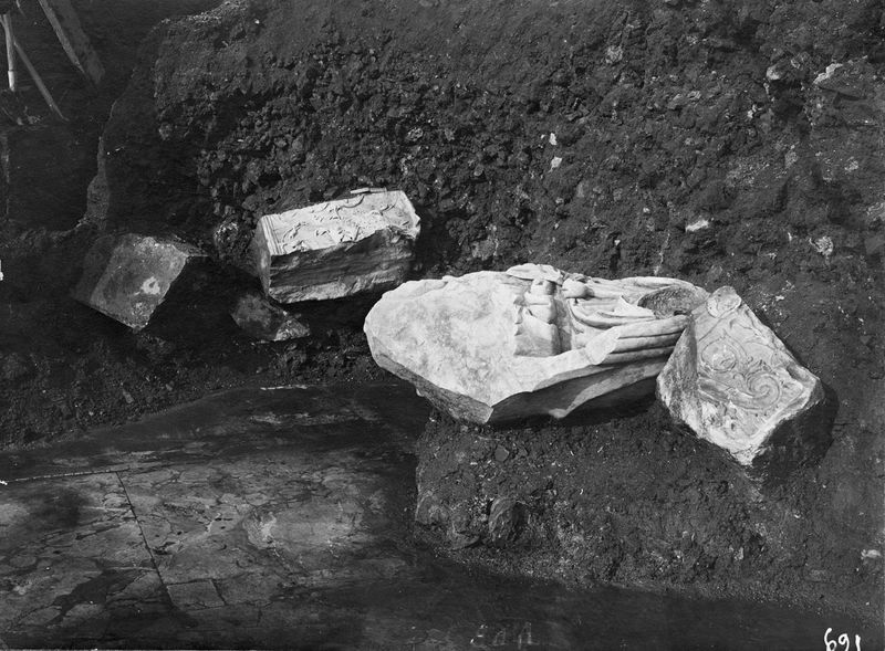 011243 - scavo archeologico - Basilica Emilia, interno dell'aula, frammenti architettonici; Neg. Serie E Nr. 169 [Reg. agosto 1958]