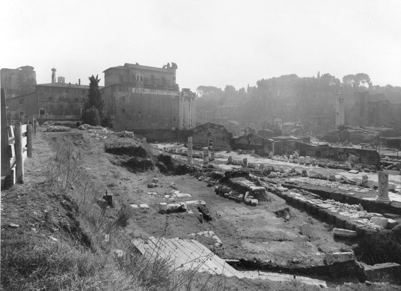 011529 - scavo archeologico - Basilica Emilia, scavi dal 1932-1936-1942, verso l'Aula, visto da nord. Neg. serie F nÂ° 1264