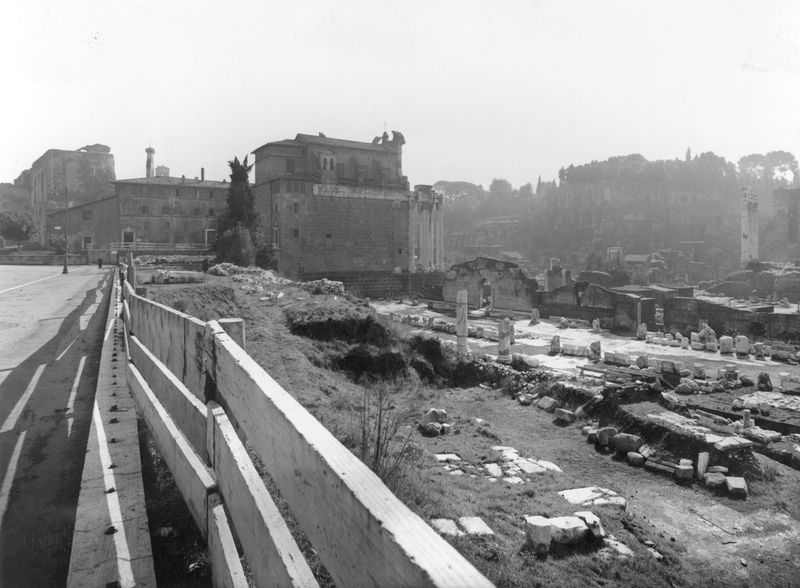 011530 - scavo archeologico - Basilica Emilia, scavi dal 1932-1936-1942, verso l'Aula, visto da nord. Neg. serie F nÂ° 1268