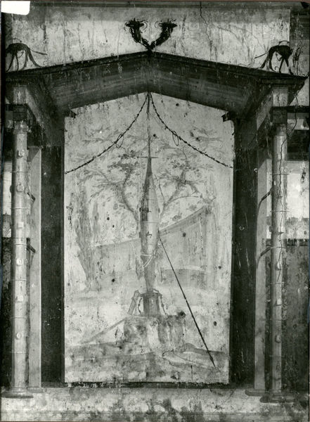 001876 - monumento - Casa di Augusto, "Stanza delle maschere" c.d.: pittura parietale in secondo stile pompeiano, in situ.
Bibliografia: Musatti, G. "Casa di Augusto sul Palatino. L'intervento di restauro e considerazioni sulla decorazione pittorica" in Bollettino d'Arte 2, aprile-giugno 2009 (serie VII) pp. 21 e ss. /  Iacopi, I. "La Casa di Augusto, le pitture" Electa 2007 

Neg. serie F nÂ° 2827