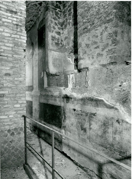 001910 - monumento - Casa di Augusto, ambiente con nicchie, parete orientale con tracce di pittura di secondo stile pompeiano, ancora in situ. Neg. serie 6x6 nÂ° 17969
