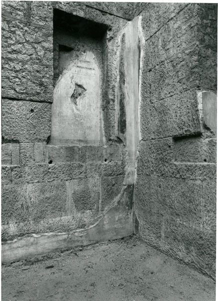 001909 - monumento - Casa di Augusto, ambiente con nicchie, parete orientale con tracce di pittura di secondo stile pompeiano, ancora in situ. Neg. serie 6x6 nÂ° 17967