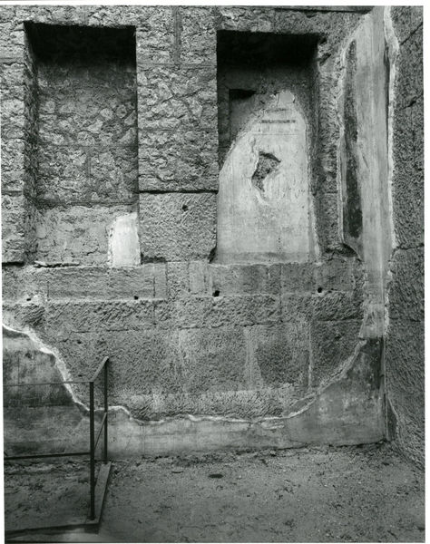 001908 - monumento - Casa di Augusto, ambiente con nicchie, parete orientale con tracce di pittura di secondo stile pompeiano, ancora in situ. Neg. serie 6x6 nÂ° 17968