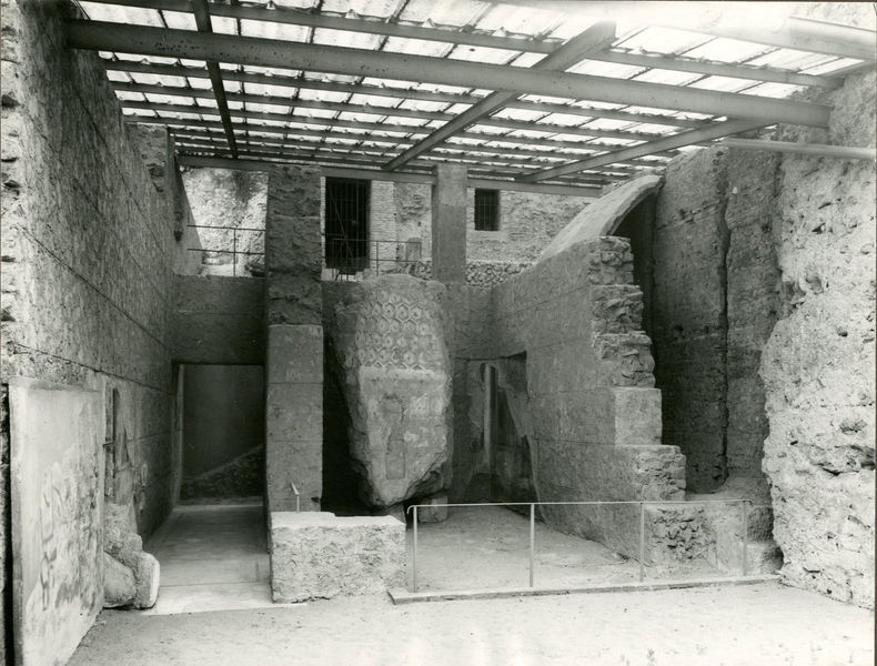 001916 - monumento - Casa di Augusto, ambiente 9: tratti di decorazione parietale ancora in situ. Bibliografia: Carettoni, G. in RM, 90,1983 pag. 384