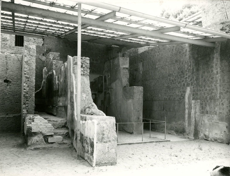001925 - monumento - Casa di Augusto, ambiente 10 (tablino?): tracce di rivestimento parietale ancora in situ. Bibliografia: Carettoni, G., in RM, 90, 1983, pp. 384-385. Neg. serie 9x12 nÂ°1391