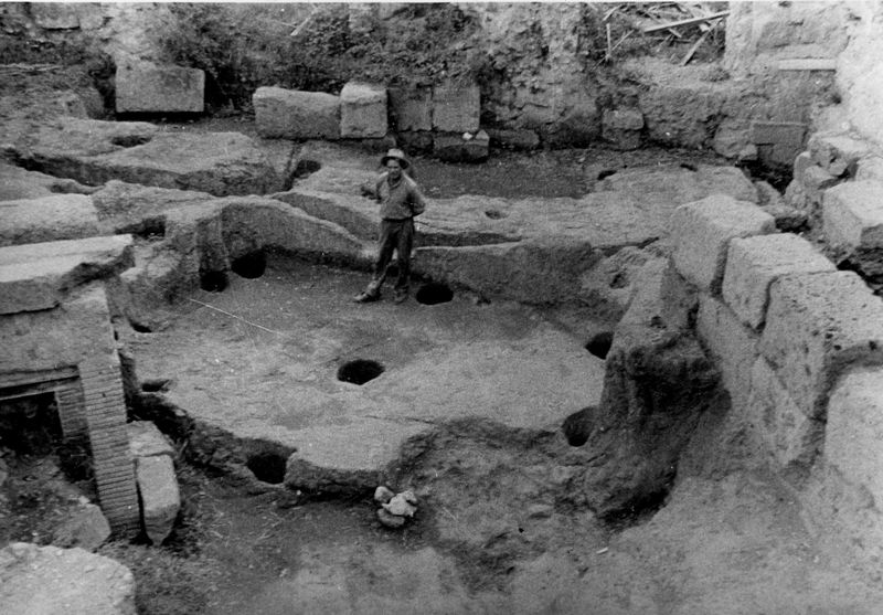 000043 - scavo archeologico - Palatino, scavi al Germalo nel 1948, particolare (foto Davico); senza negativo