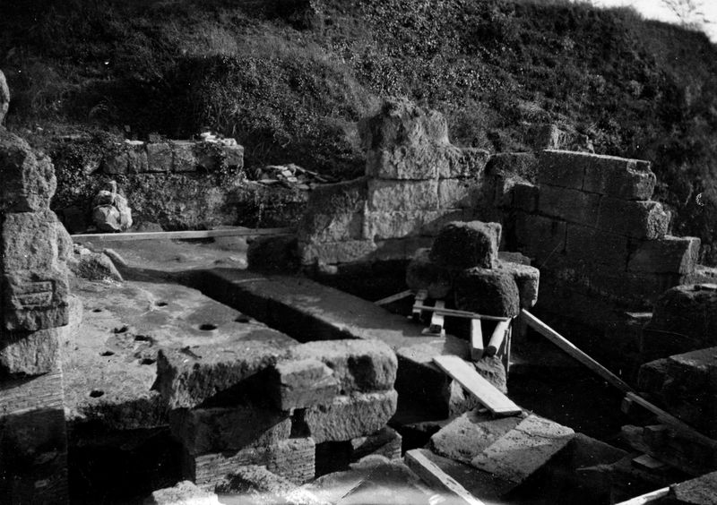000044 - scavo archeologico - Palatino, scavi al Germalo nel 1948, particolare (foto Davico); senza negativo