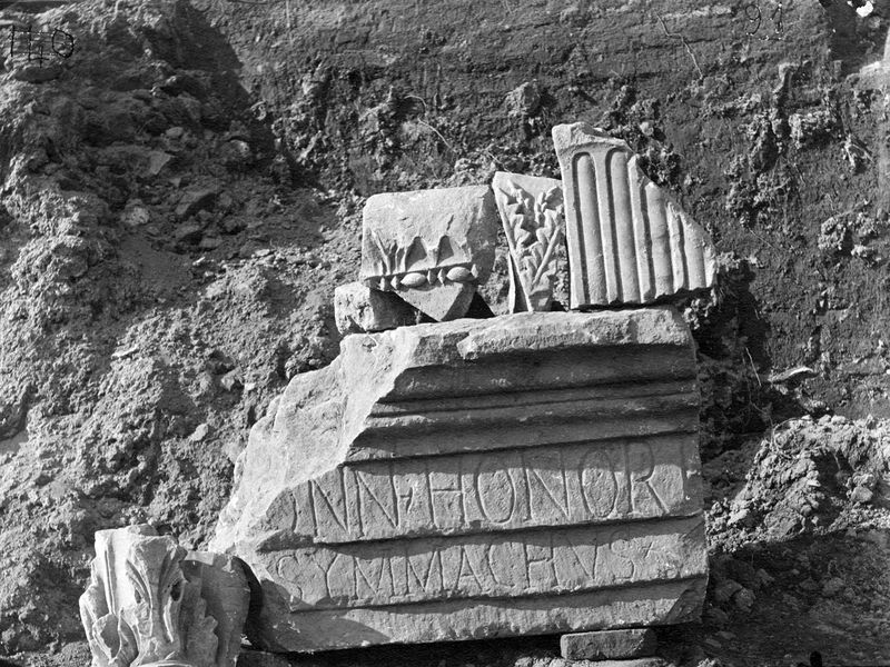 011256 - reperto - Al momento si conserva la parte di iscrizione contenente il nome di Aurelius Symmachus. Contenuto iscrizione intera: PRO FELICITATE DD[ DOMINORUM DUORUM] NN [NOSTRUM] HONORI [ET THEODOSI ] AUR(ELIUS) SYMMACHUS [V (IR) C(LARISSIMUS) PRAEF (ECTUS) URBI].

Bibliografia di riferimento: CIL VI, 36962 (1) cfr. p. 4356 (2).

Neg. serie F nÂ° 100