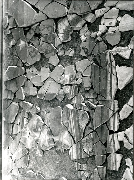002092 - restauro - Casa di Augusto, "Studiolo di Augusto" c.d., cubicolo superiore, particolare della decorazione della parete meridionale, particolare del pannello centrale: durante il restauro della pittura parietale in secondo stile pompeiano, dopo il distacco, con successiva ricollocazione in situ. Bibliografia: Musatti, G. "Casa di Augusto sul Palatino. L'intervento di restauro e considerazioni sulla decorazione pittorica" in Bollettino d'Arte 2, aprile-giugno 2009 (serie VII) pp. 21 e ss. / Iacopi, I. "Casa di Augusto, le pitture" Electa 2007

Neg. serie Film nÂ° 817