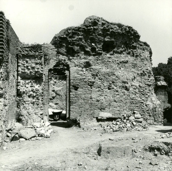 002895 - monumento - Scale Caci (cd.), primo ambiente orientale: bagno imperiale particolare del primo ambiente, luglio 1966