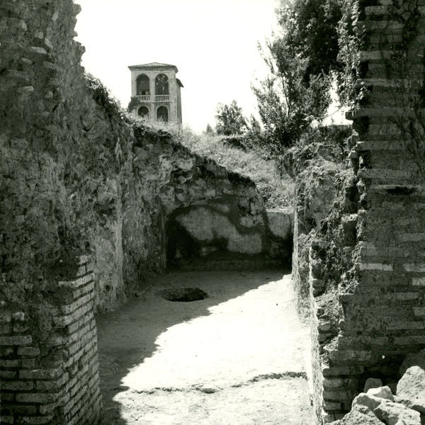 002896 - monumento - Scale Caci (cd.), primo ambiente orientale: bagno imperiale sottoscala, luglio 1966