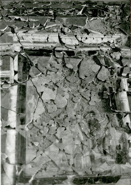 002097 - restauro - Casa di Augusto, "Studiolo di Augusto" c.d., cubicolo superiore, particolare della decorazione della parete meridionale, particolare del pannello centrale: durante il restauro della pittura parietale in secondo stile pompeiano, dopo il distacco, con successiva ricollocazione in situ. Bibliografia: Musatti, G. "Casa di Augusto sul Palatino. L'intervento di restauro e considerazioni sulla decorazione pittorica" in Bollettino d'Arte 2, aprile-giugno 2009 (serie VII) pp. 21 e ss. / Iacopi, I. "Casa di Augusto, le pitture" Electa 2007

Neg. serie Film nÂ° 952