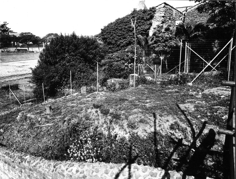 008606 - monumento - Palatino, via dei Cerchi n. 93, giardino, le recinzioni (maggio 1986); neg. serie film n. 1686