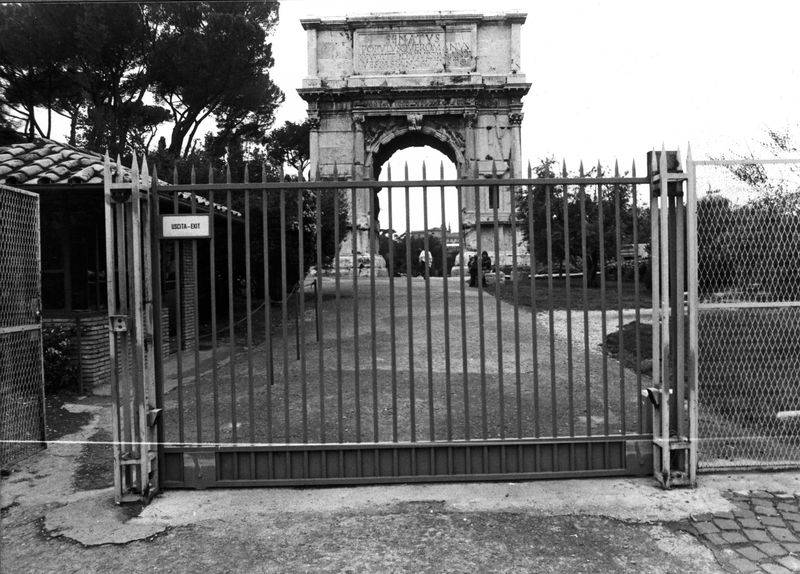 002991 - monumento - Piazza di Santa Maria Nova, ingresso al monumento: cancello