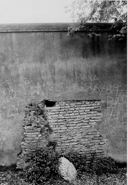 003015 - monumento - Via di S. Bonaventura: lato destro salendo, resti di strutture romane che fuoriescono dal muro di recinzione