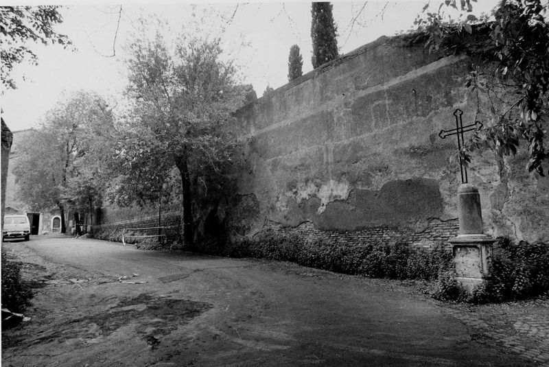 003017 - monumento - Via di S. Bonaventura: muro di recinzione verso il palatino, aprile 1991