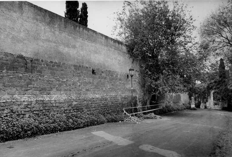 003018 - monumento - Via di S. Bonaventura: muro di recinzione verso il palatino, aprile 1991