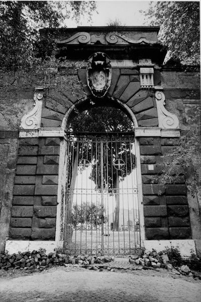 003019 - monumento - Via di S. Bonaventura: Cancello di Villa Mills aprile 1991