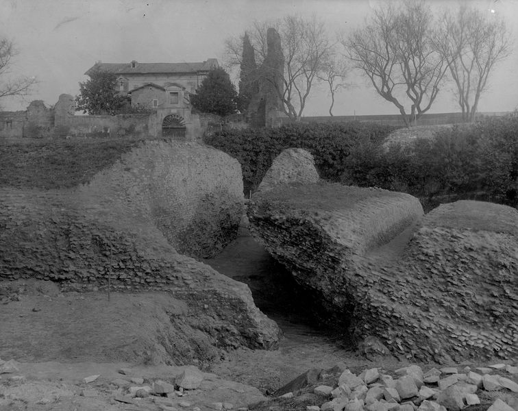 005798 - monumento - Clivio Palatino, tempio di Giove Statore: particolare del basamento del tempio a destra del Clivio