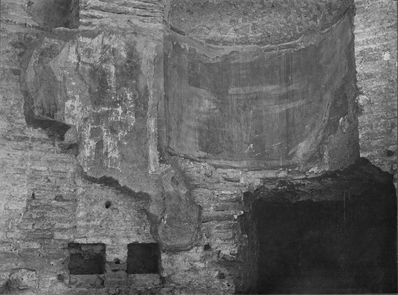 003251 - monumento - Domus Augustana, corpo centrale piano superiore: ala verso lo scalone, particolare dell'ambiente absidato con pitture medievale, settembre 1927