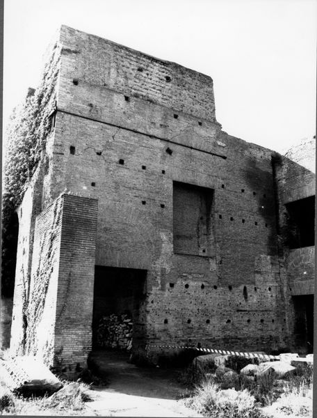 003263 - monumento - Domus Augustana, corpo centrale piano superiore: veduta zona dell'Aula Isiaca, 1983
